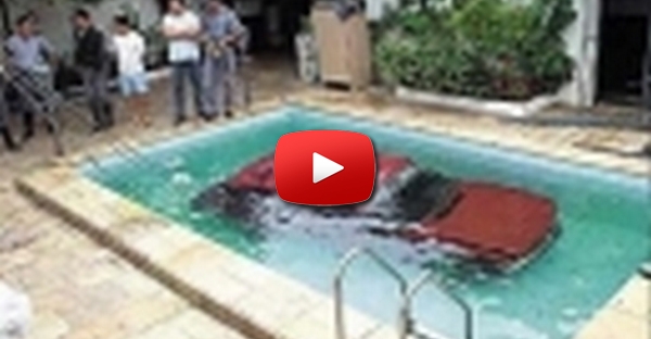Carro na Piscina